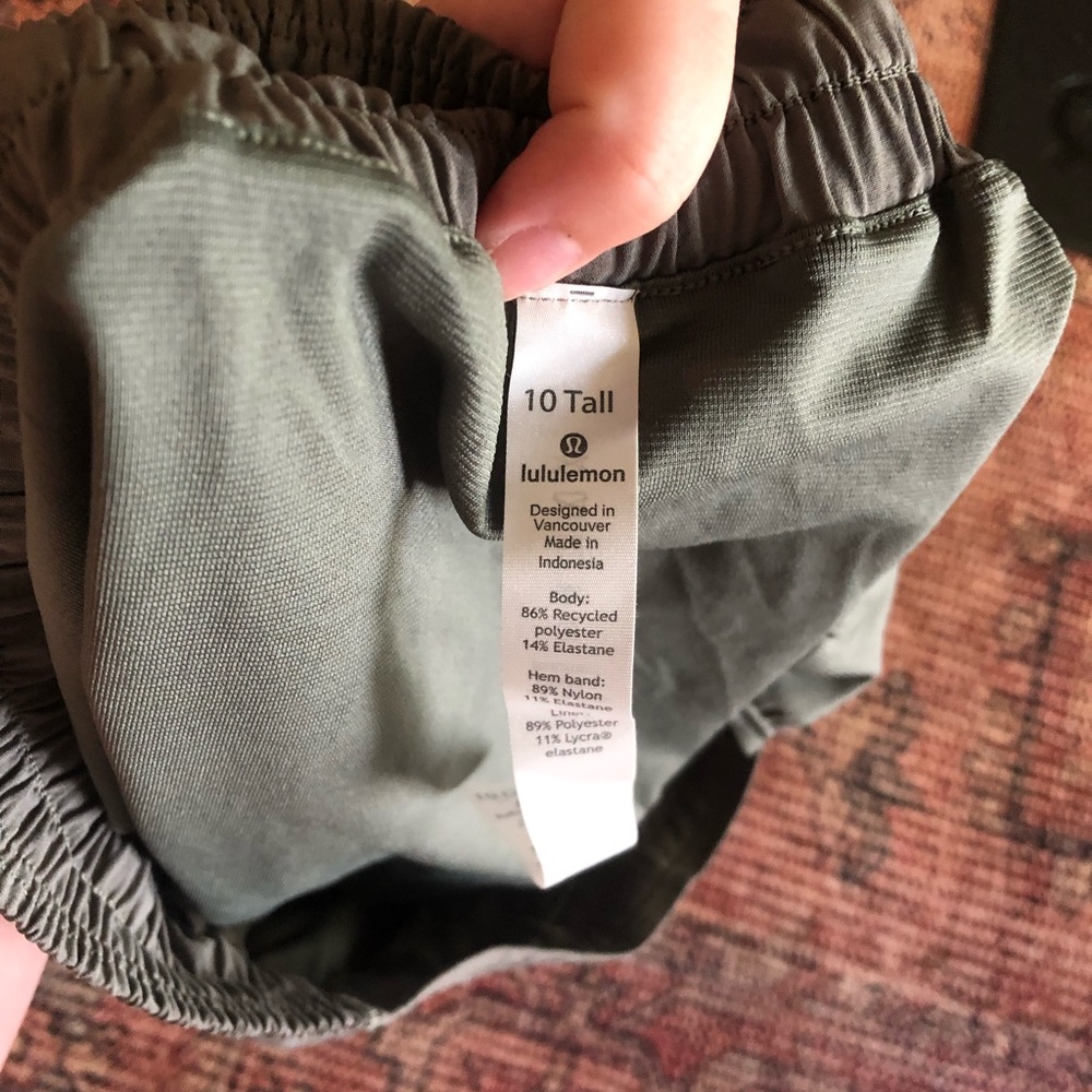 Lululemon Hotty Hot Shorts - 4 inch - size 10